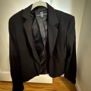 Classic Black Blazer with Structured Silhouette
